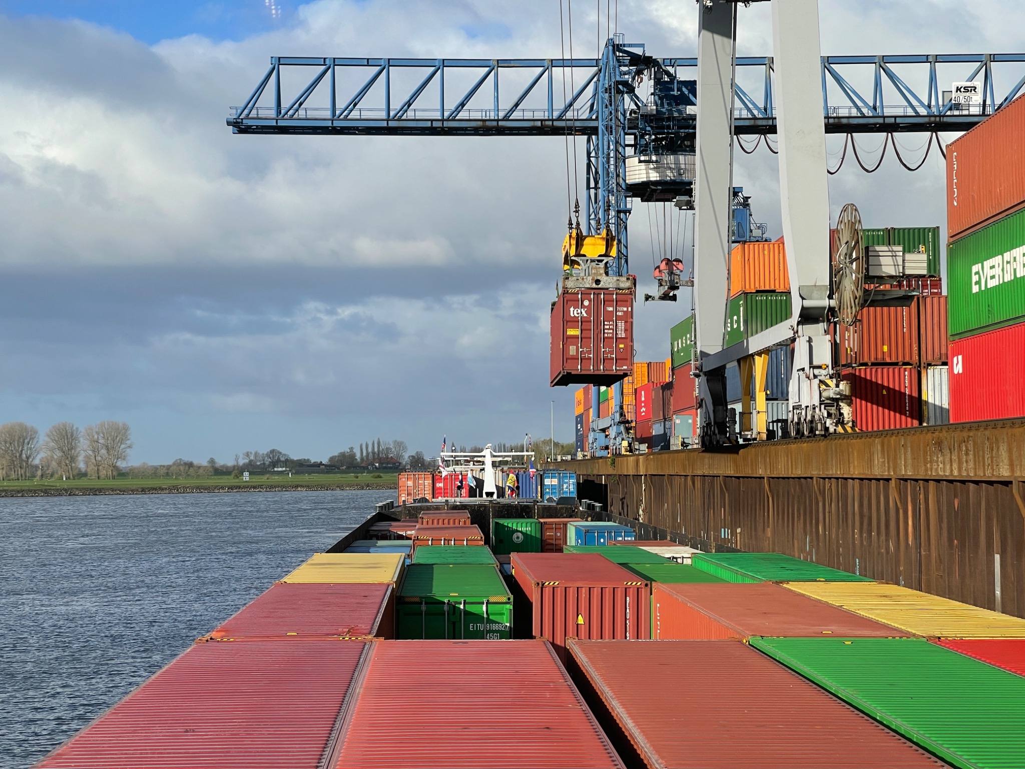 Containeroverslag vanaf een binnenvaartschip bij een terminal