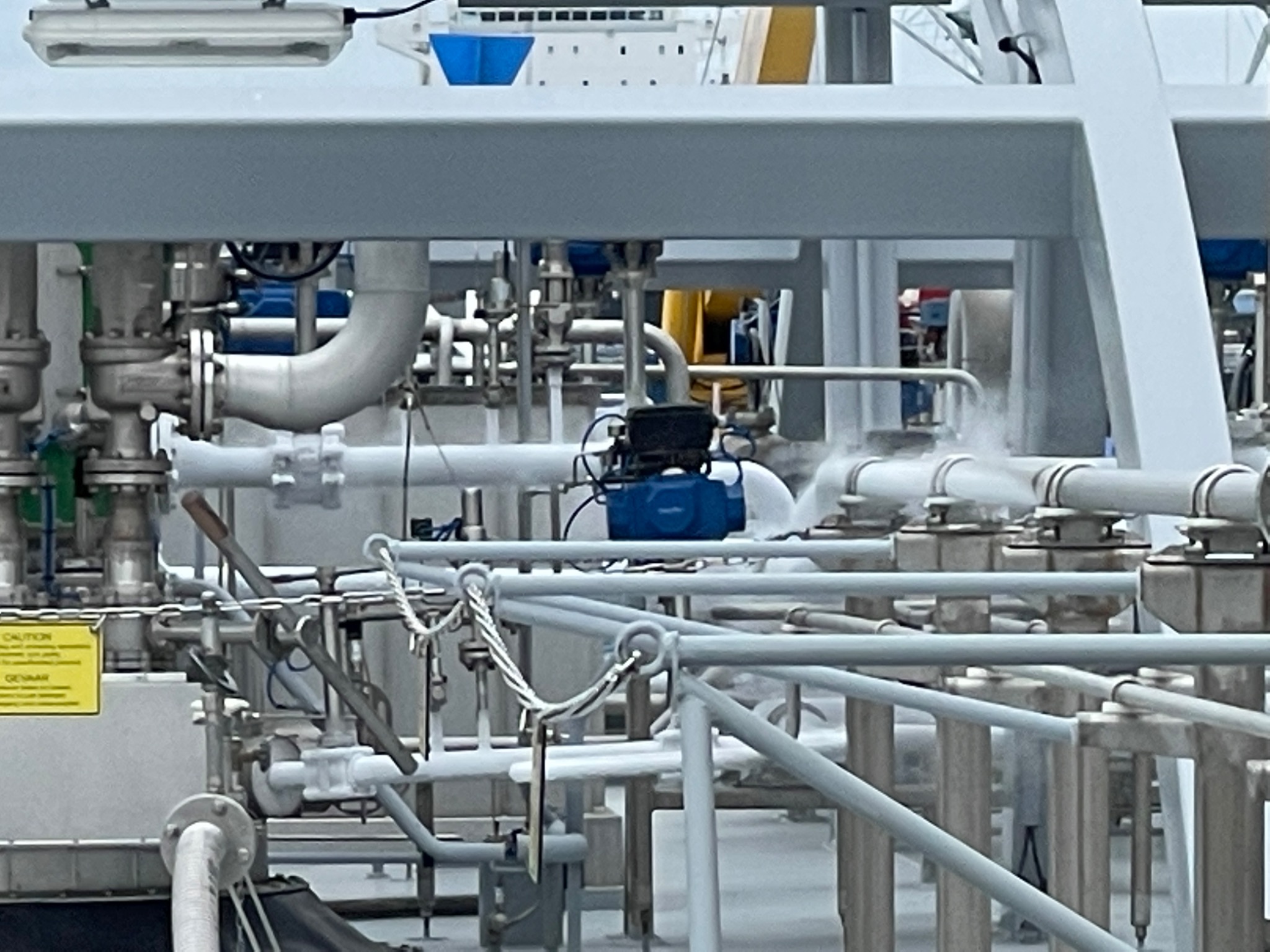Leidingwerk en afsluiters op het dek van een tankschip